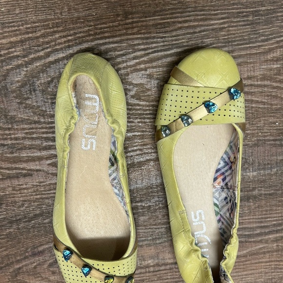 MJUS NWOT 9.5 green/Yellow Flats with Perforated Upper and jewelled toes so cute - Picture 5 of 10
